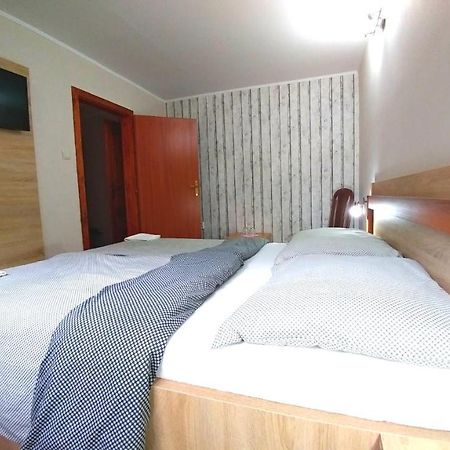 Pod Hradom Restaurant & Pension Топольчани Экстерьер фото