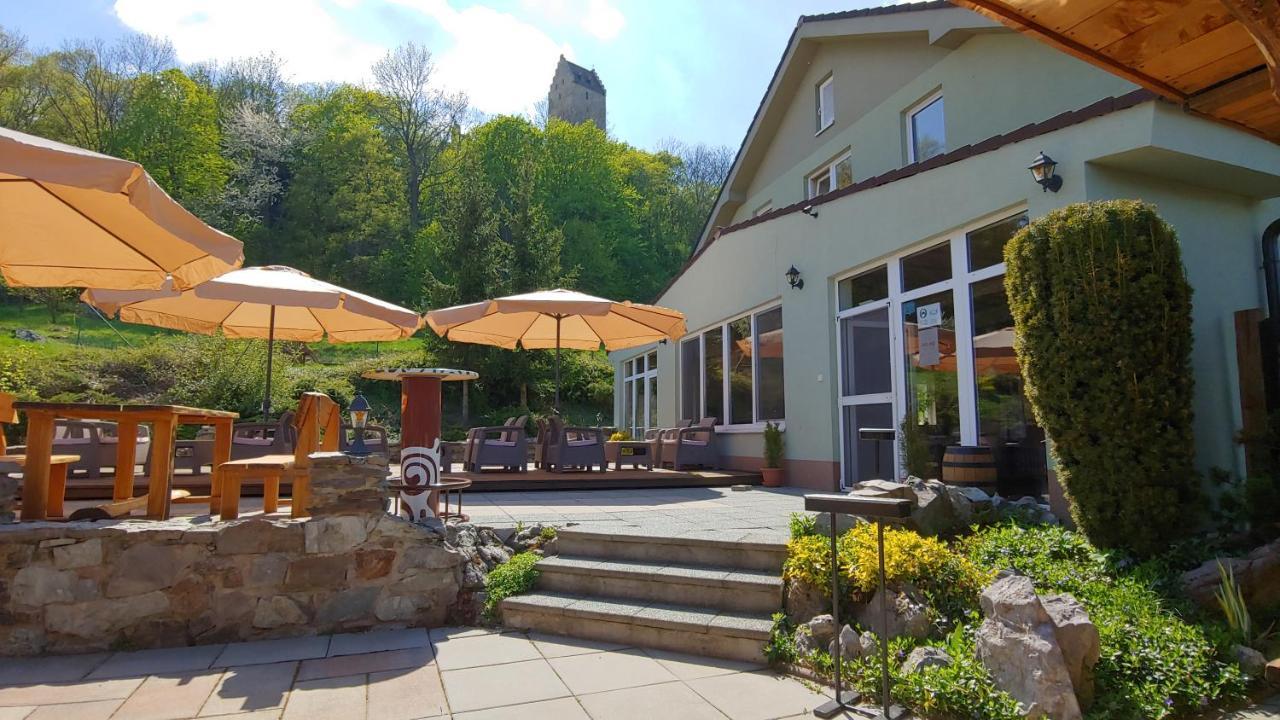 Pod Hradom Restaurant & Pension Топольчани Экстерьер фото