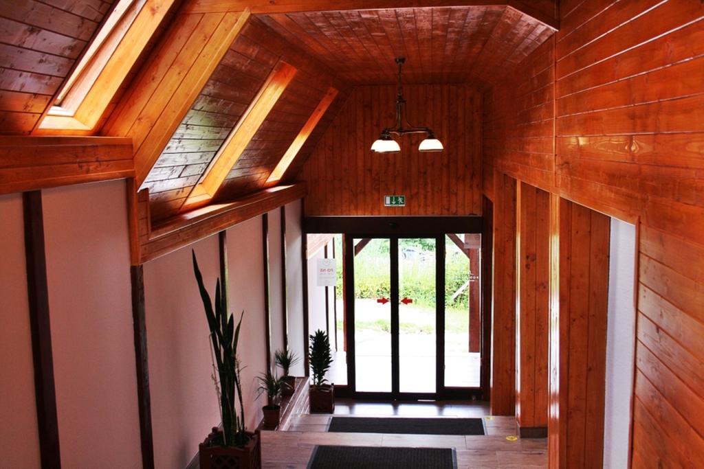 Pod Hradom Restaurant & Pension Топольчани Экстерьер фото