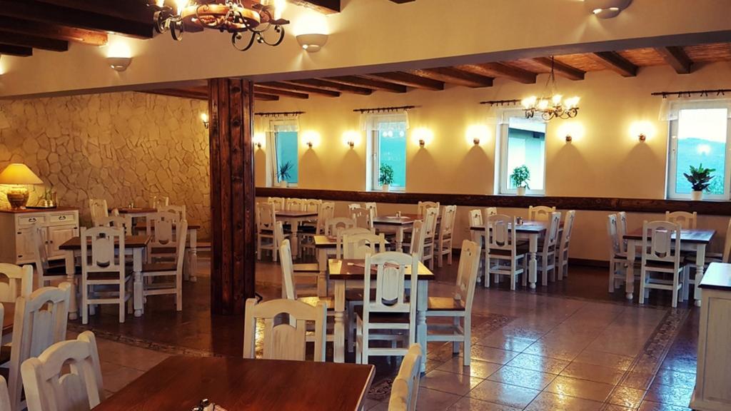 Pod Hradom Restaurant & Pension Топольчани Экстерьер фото