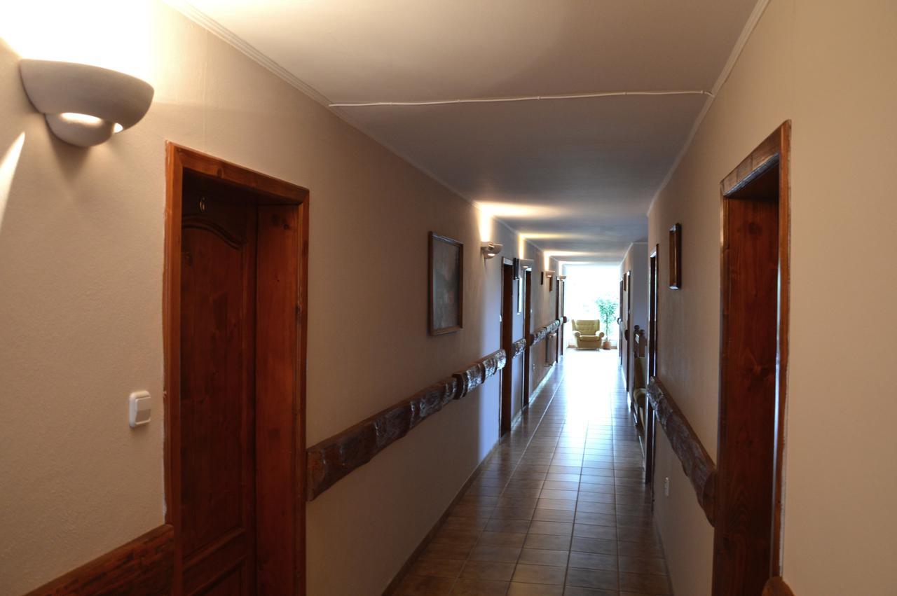 Pod Hradom Restaurant & Pension Топольчани Экстерьер фото