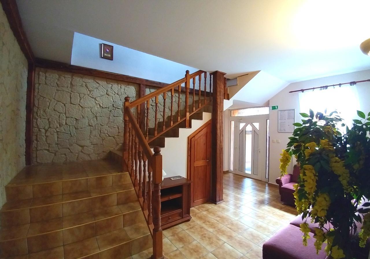 Pod Hradom Restaurant & Pension Топольчани Экстерьер фото