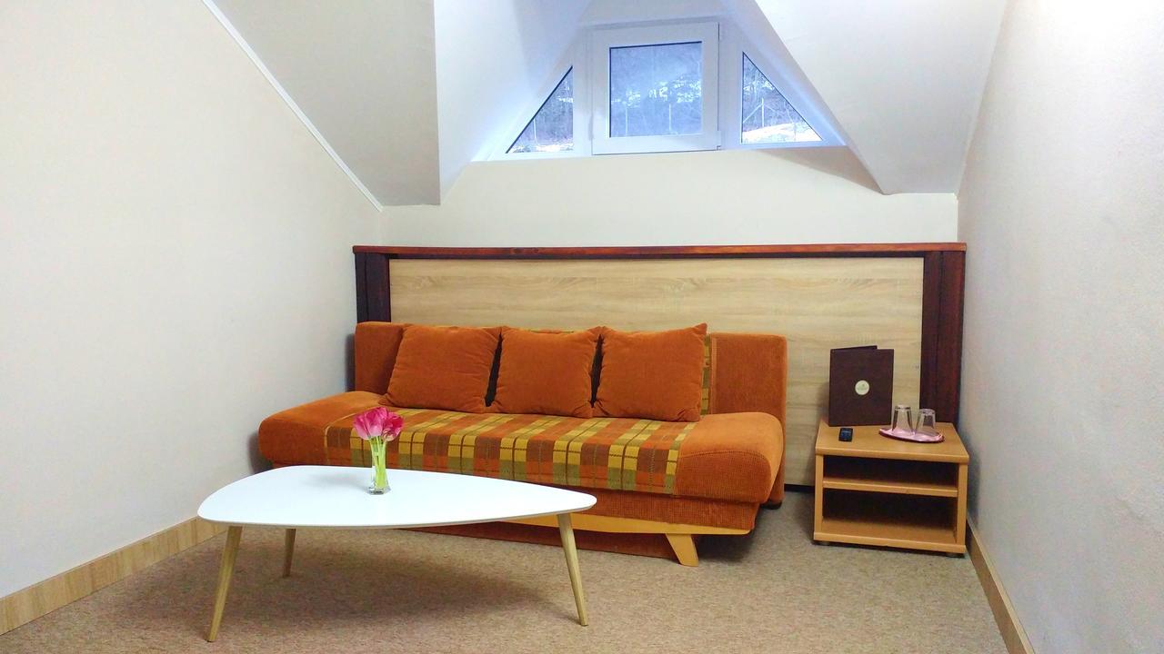 Pod Hradom Restaurant & Pension Топольчани Экстерьер фото