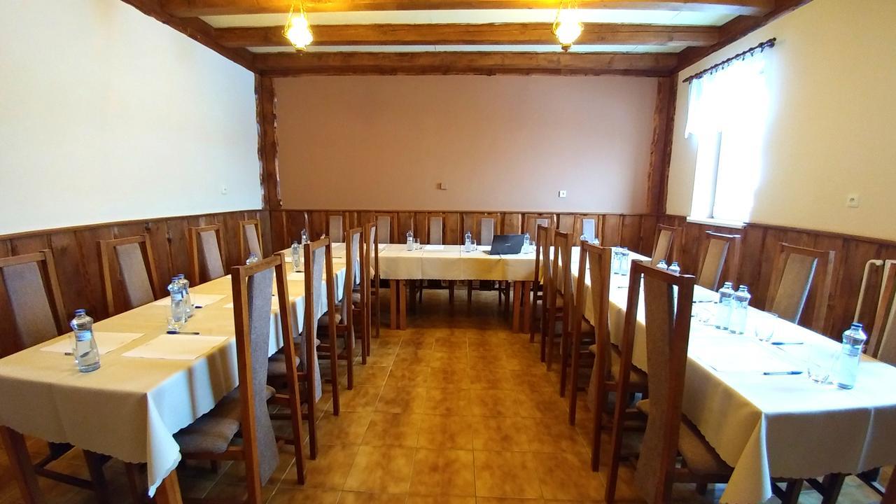 Pod Hradom Restaurant & Pension Топольчани Экстерьер фото