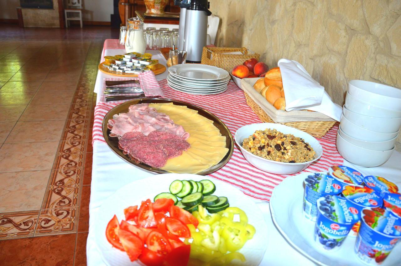 Pod Hradom Restaurant & Pension Топольчани Экстерьер фото